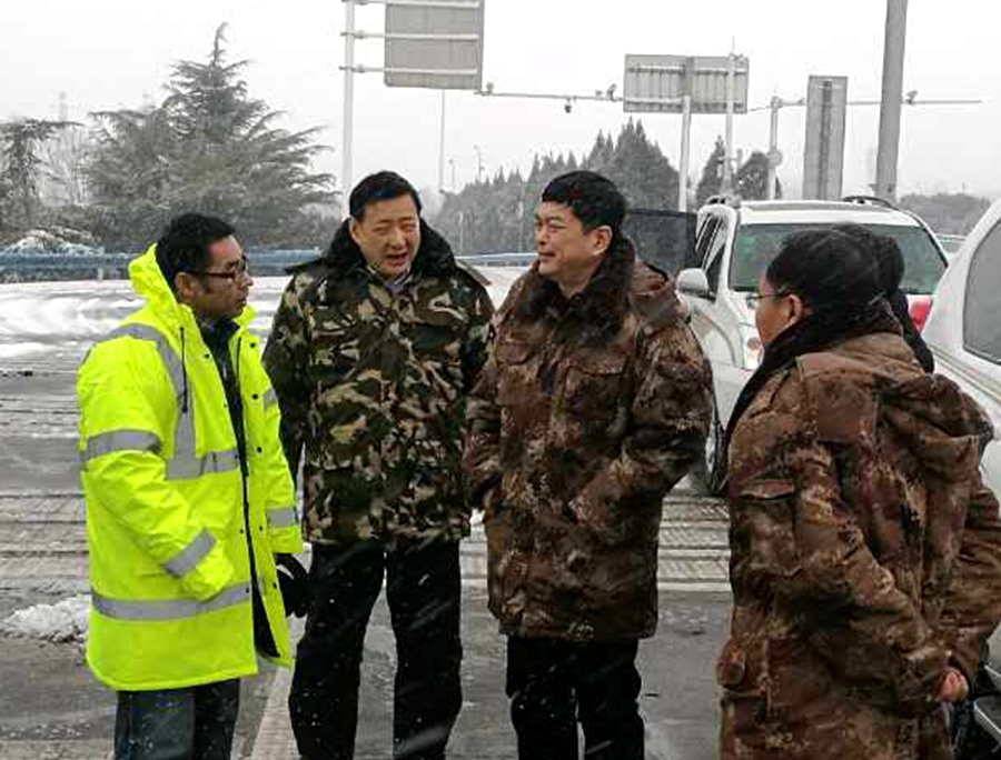 集团程日盛董事长到郑州分公司检查指导除雪保通工作2.jpg