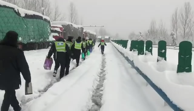 1风雪同行，踏雪送暖.jpg