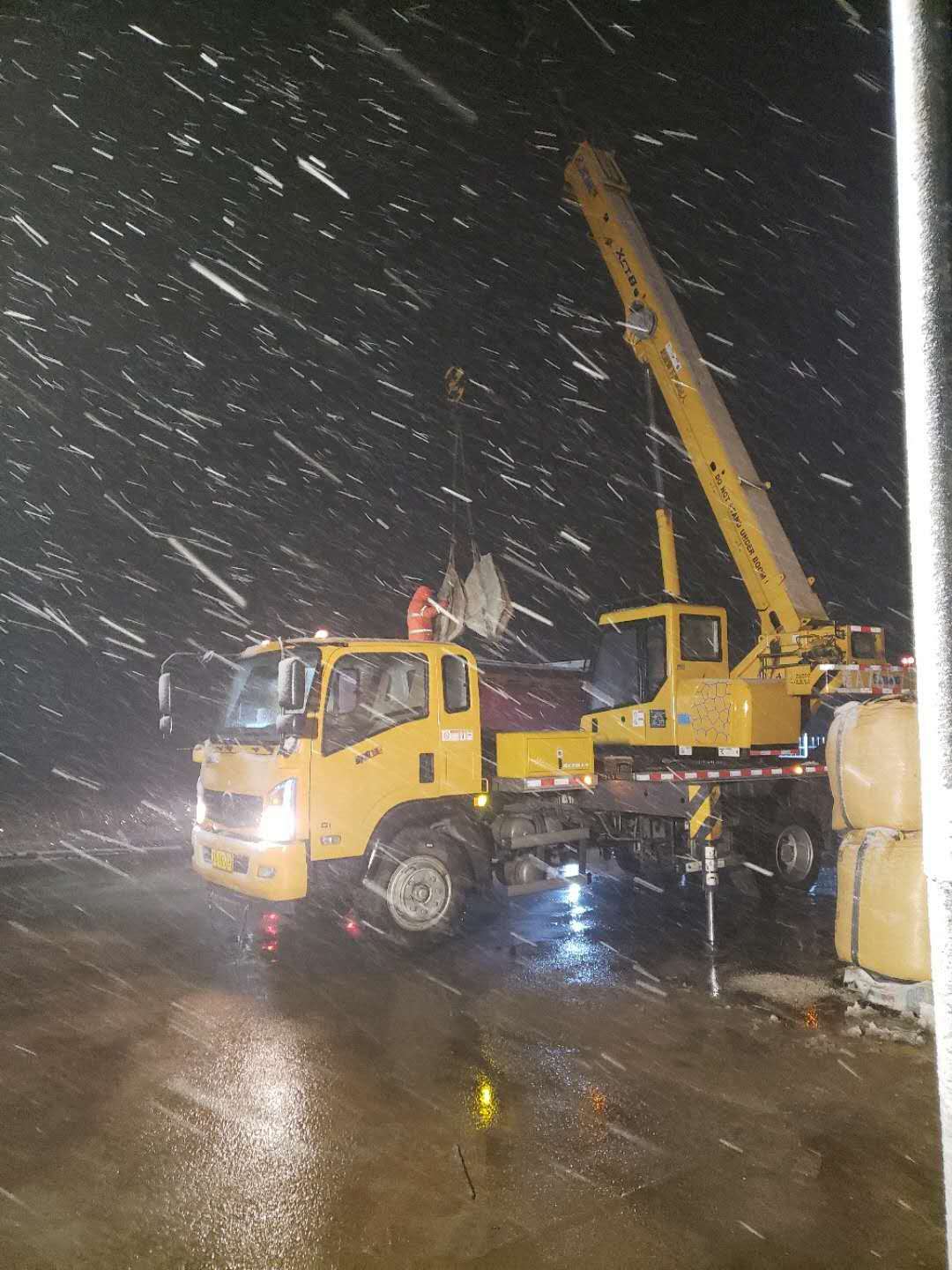 实业公司豫北养护中心黄帝宫项目部冒着雨雪装载融雪材料.jpg