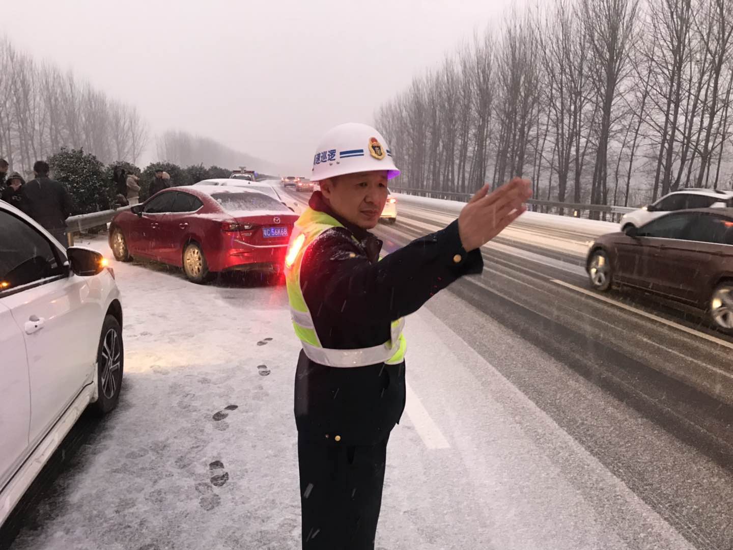 第43期 恶劣天气交通事故频发 路产人员冒雪救援保通 2019.2.8 (1).jpg