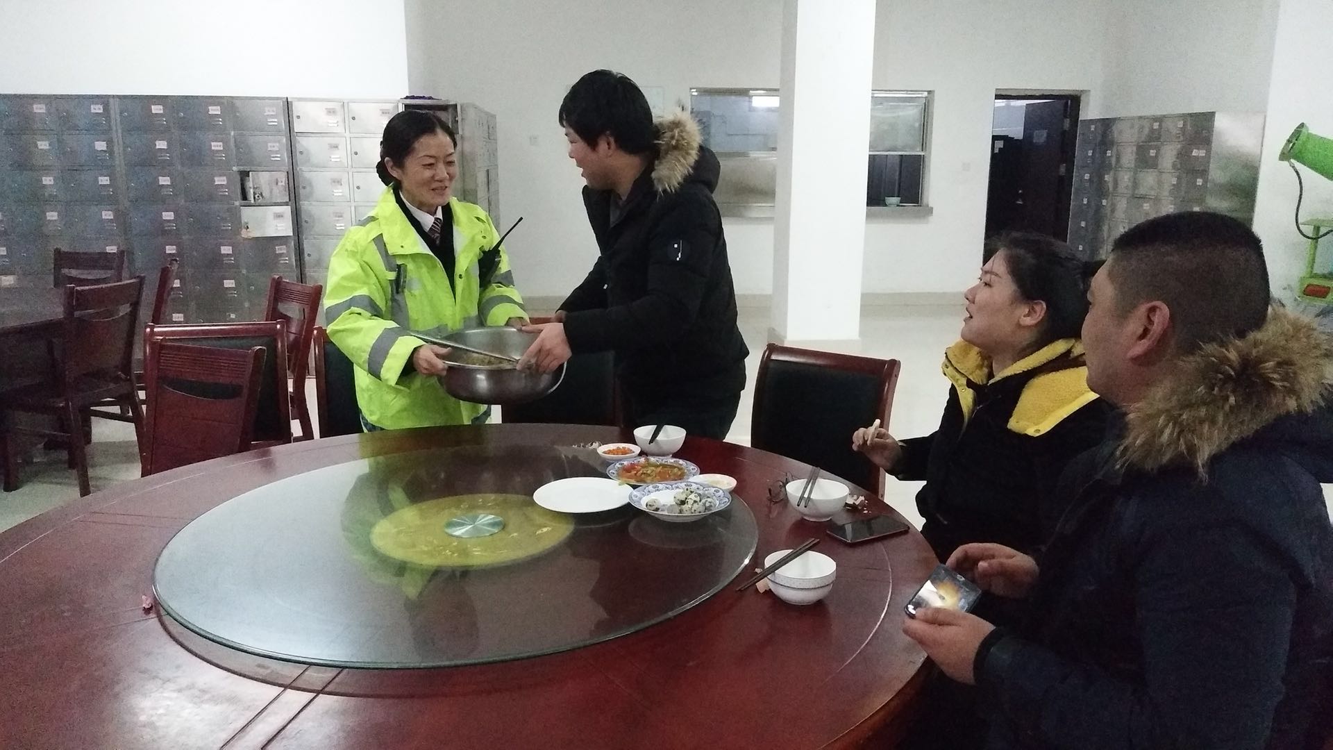 2019年2月10日早7点半  航空港机场站北口人情战胜雪情 温暖司乘心  服务事故车司机2.jpg