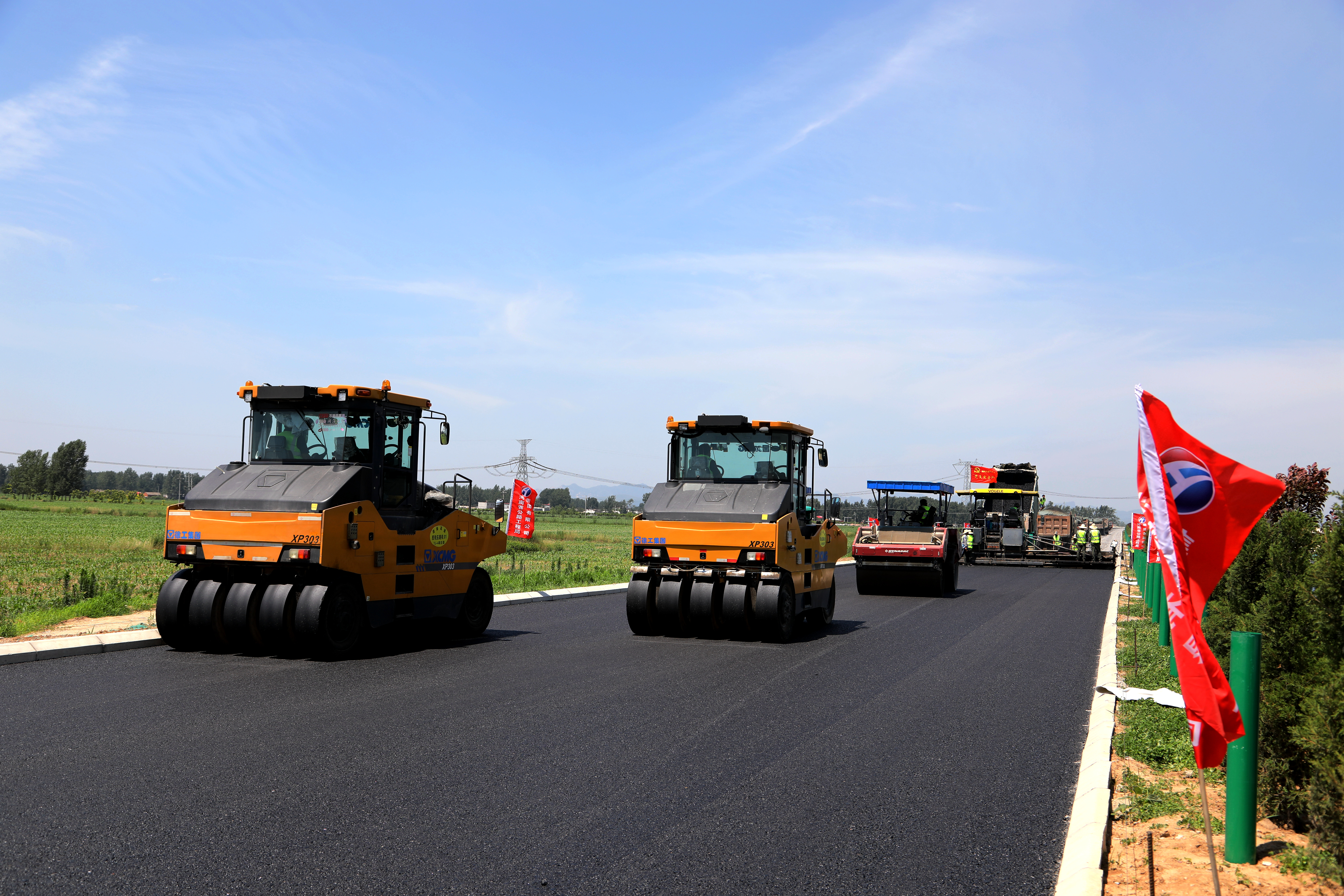 5.周南高速公路摊铺现场.jpg