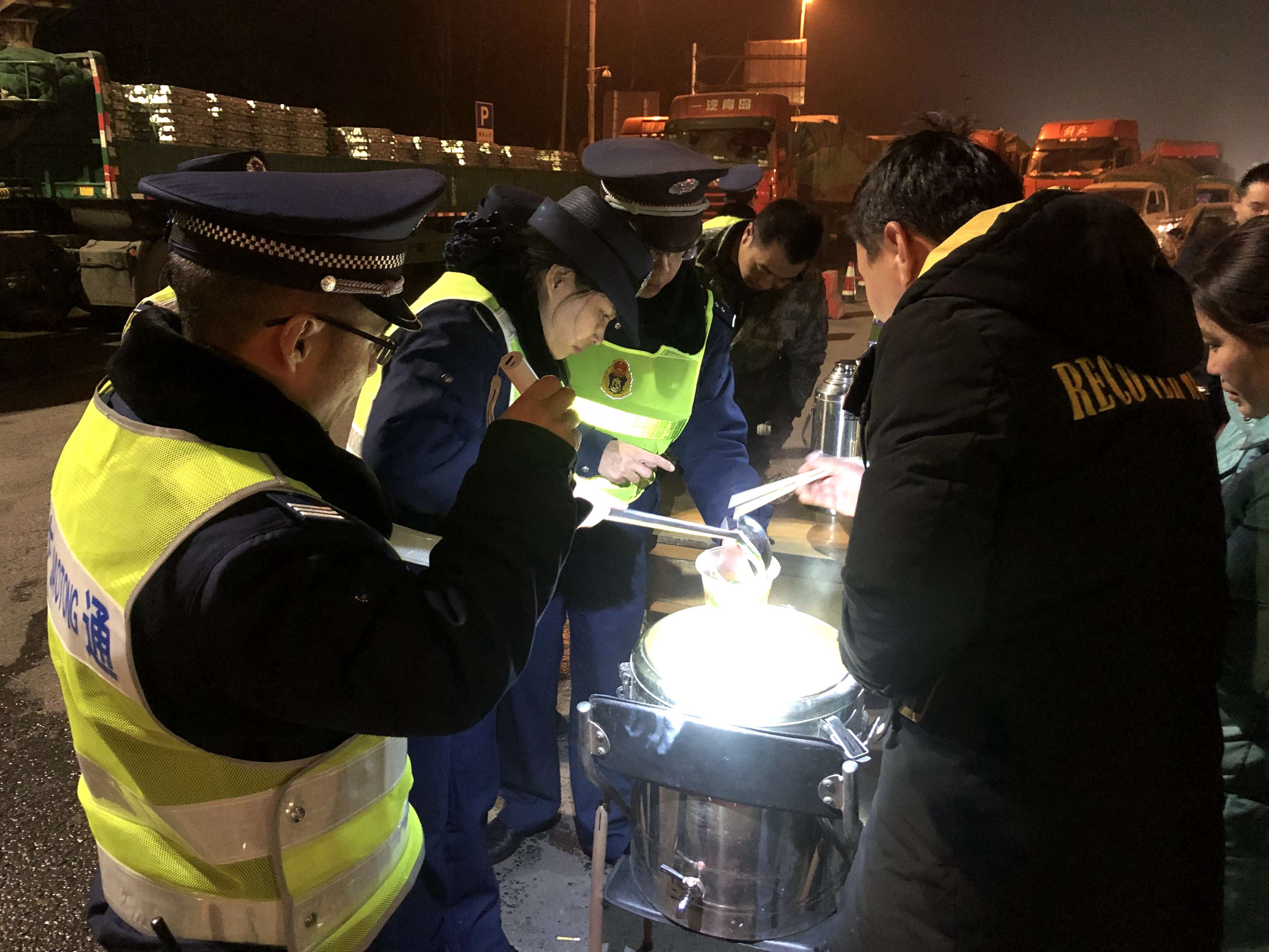 高发公司所属单位开展大雾天气志愿者暖心服务2019.12.25_副本.jpg