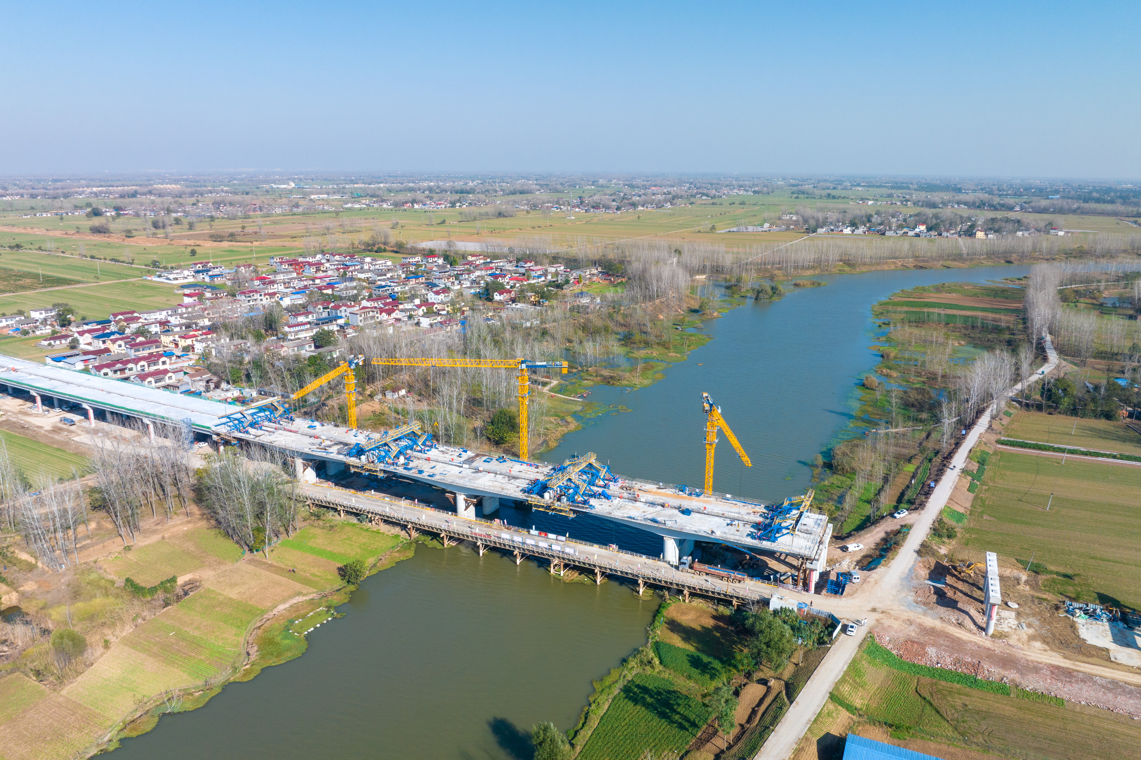 阳新高速沈皖段项目泉河大桥顺利合龙.jpg