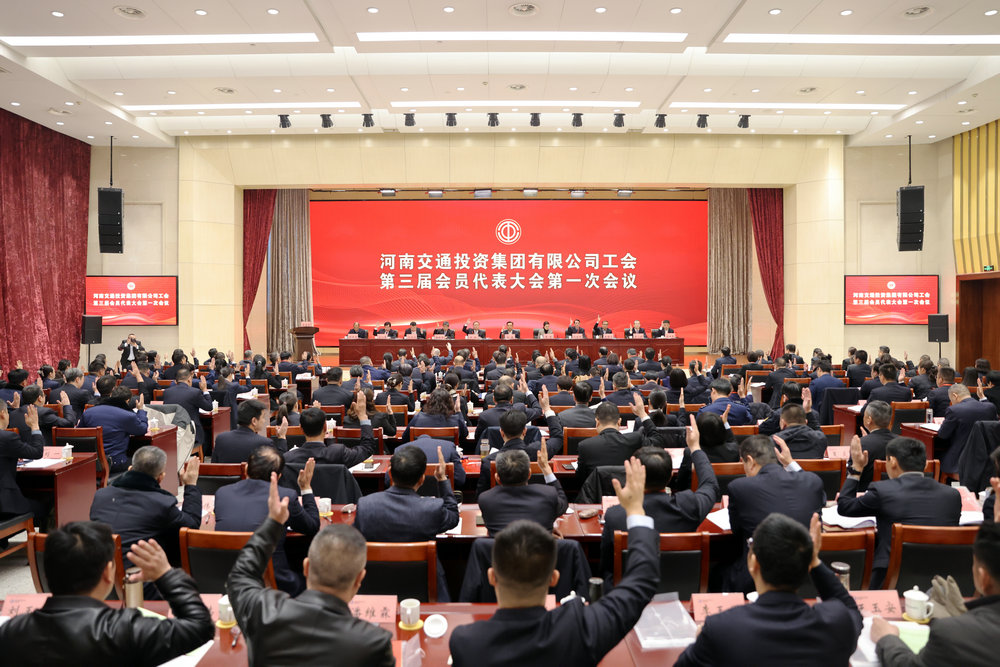代表们举手表决议题_副本.jpg