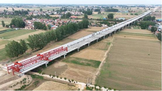 沈卢高速沈遂项目跨G106特大桥顺利贯通.jpg