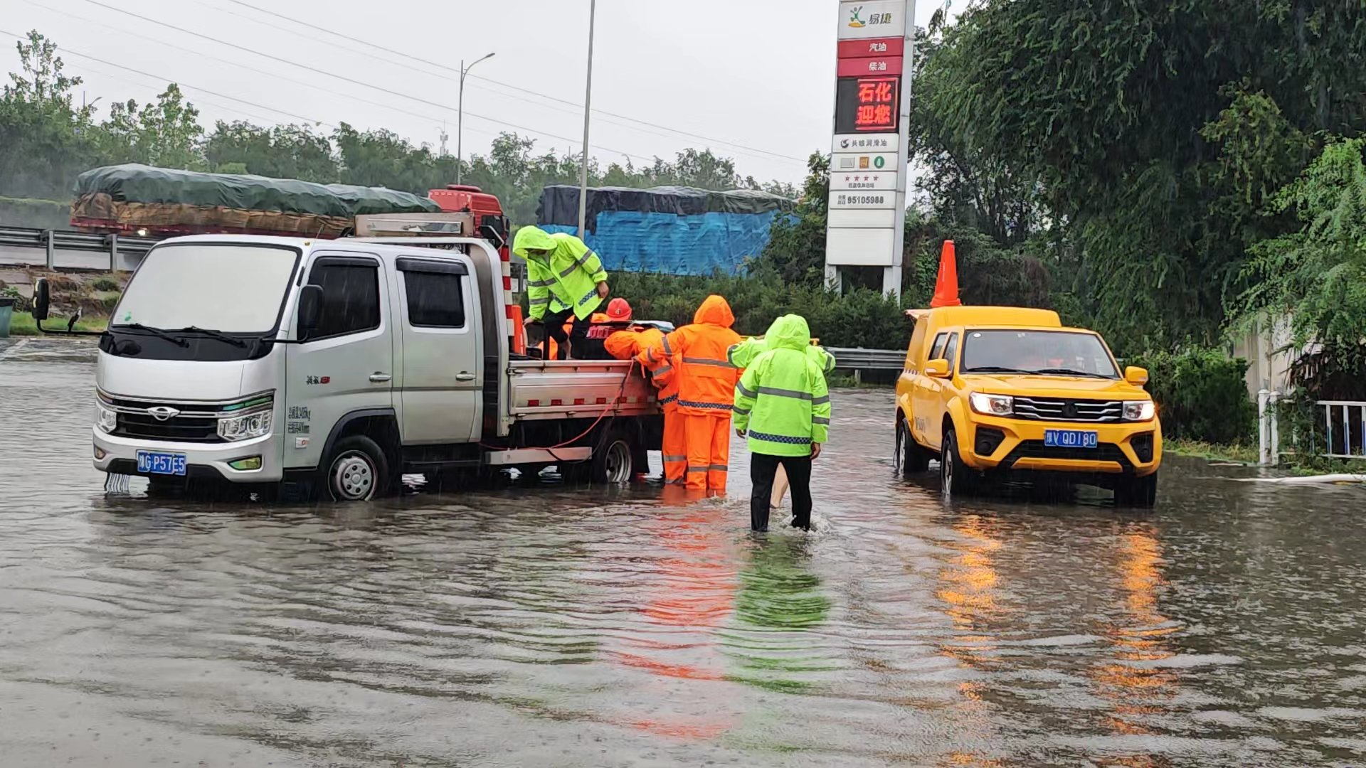 服务区.jpg 服务区.jpg