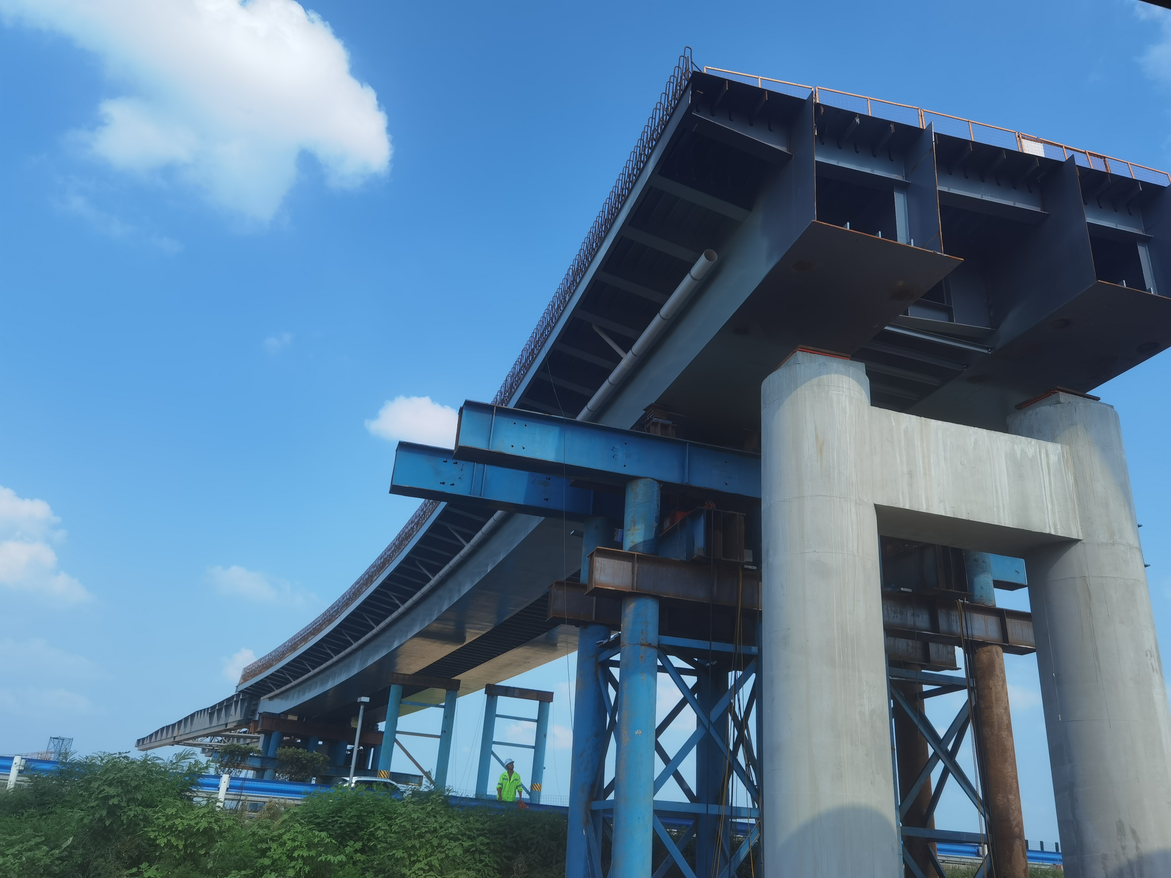 钢箱梁顶推图片 (2).jpg 钢箱梁顶推图片 (2).jpg