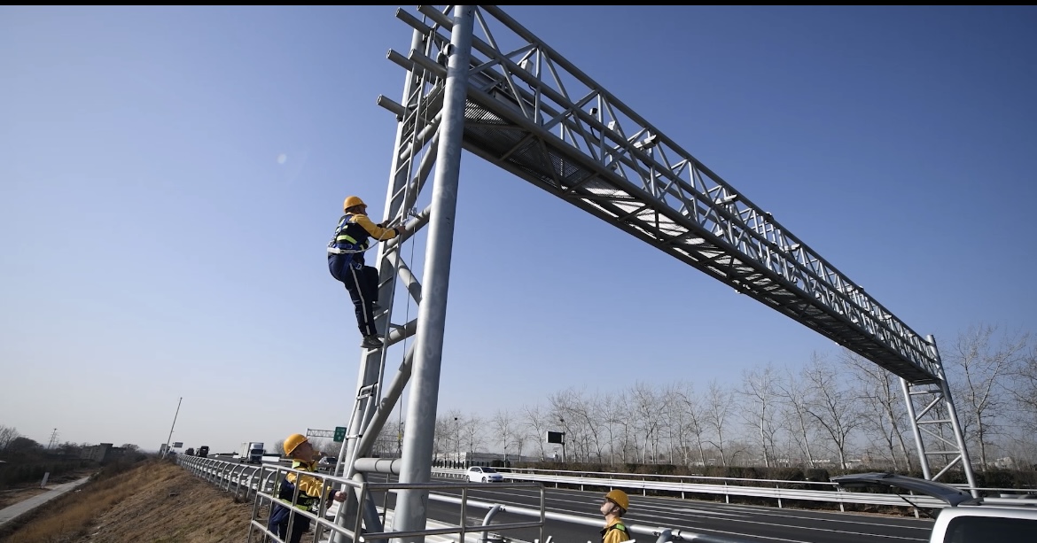 “门架防坠落装置”再获国家专利配图2.jpg “门架防坠落装置”再获国家专利配图2.jpg