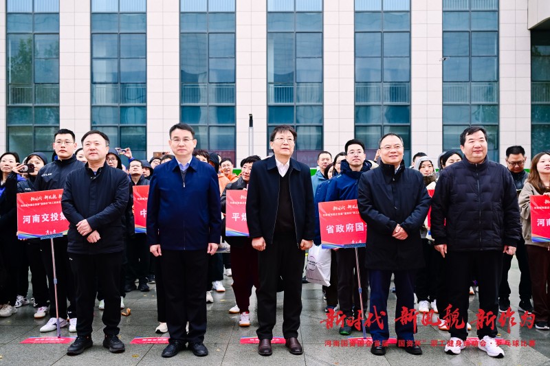 与会领导观看工间操表演.jpg