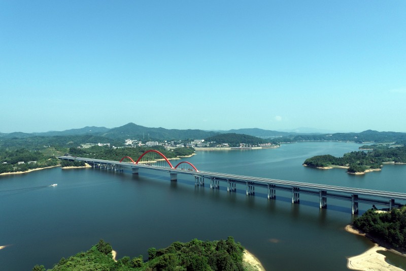 2、沿大别山高速鸡公山至商城（豫皖省界）段鲇鱼山水库特大桥.jpg