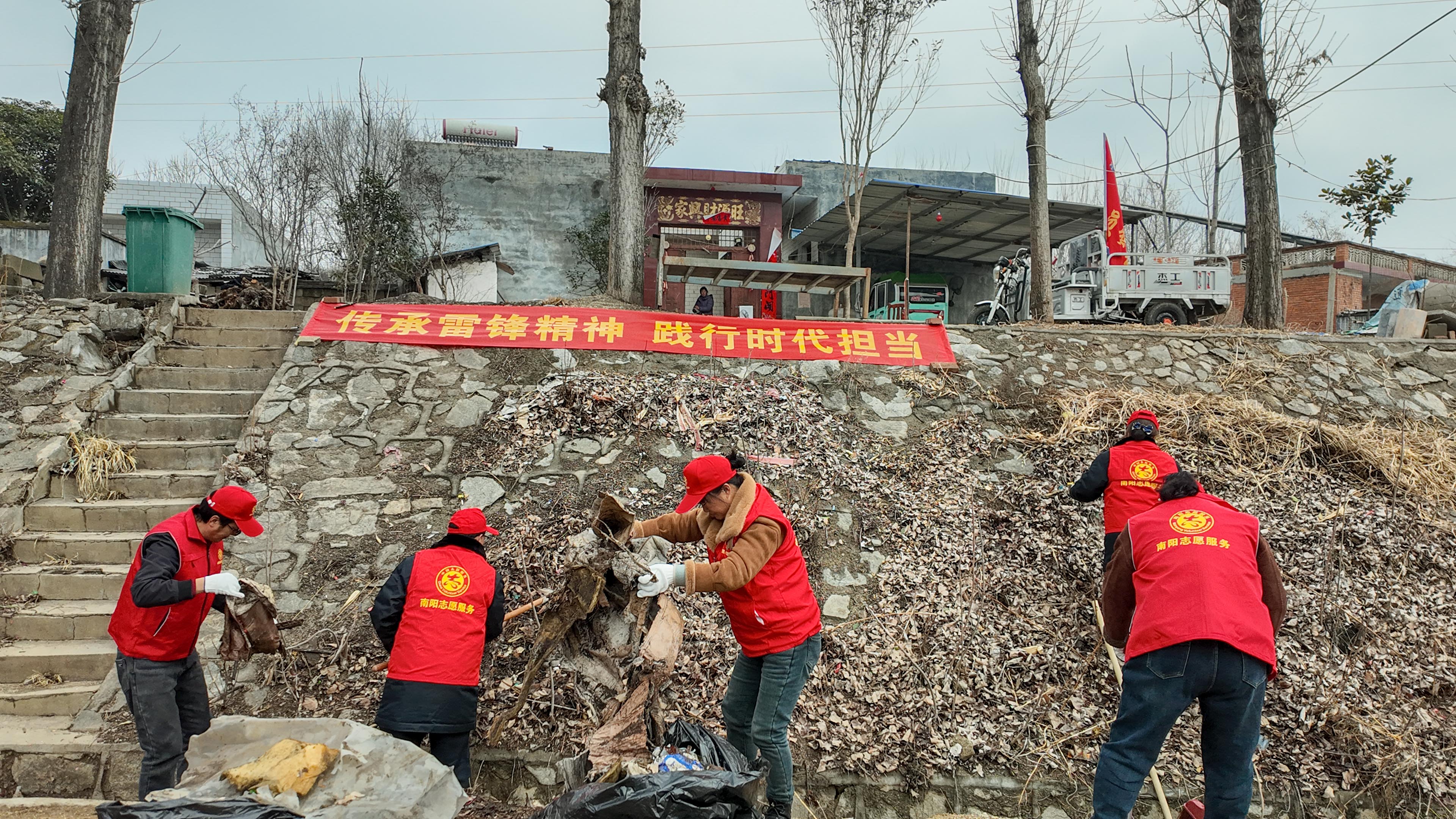 南阳分公司五朵山站组织开展“学雷锋  我行动”文明实践主题活动-到周边村庄捡拾垃圾.jpg